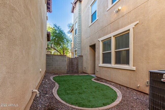 Building Photo - 2948 N Evergreen St