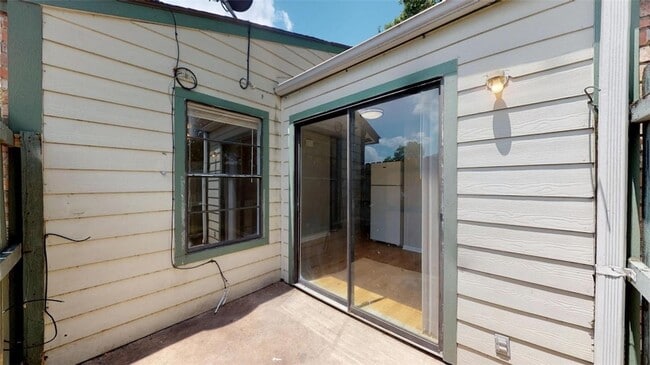 Building Photo - 725 Peppertree Dr