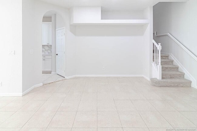 Building Photo - 356 SE Bloxham Way