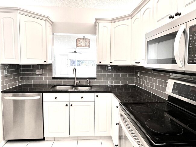 Building Photo - 2865 SW 22nd Ave