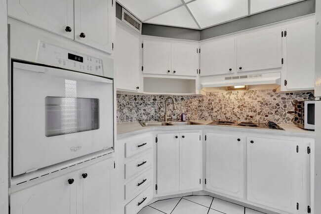 Building Photo - 2161 NE 42nd Ct