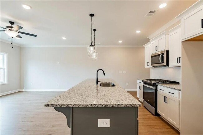 Building Photo - 121 Priestwood Ln