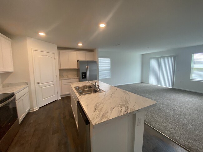 Building Photo - Beautiful 4-Bedroom Home in Cross Creek – Resort-Style Amenities & Convenient Clay County Location!