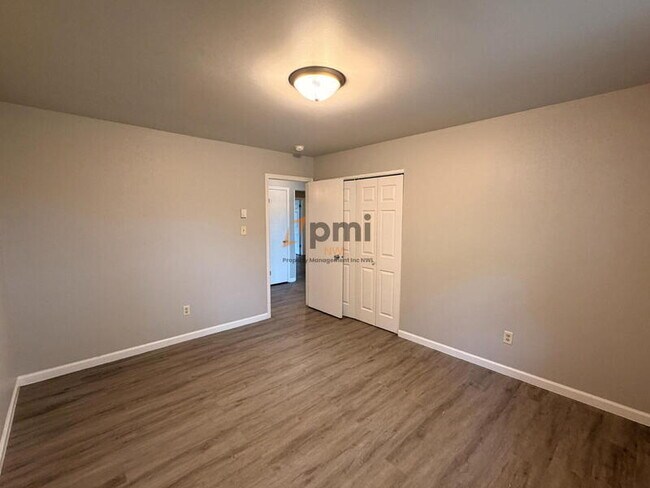 Building Photo - 5372-5372 Plaza Ave