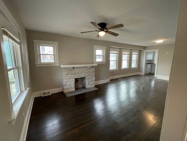 Building Photo - 3bd/1ba Home, Large Yard!! Half off 2nd Mo...