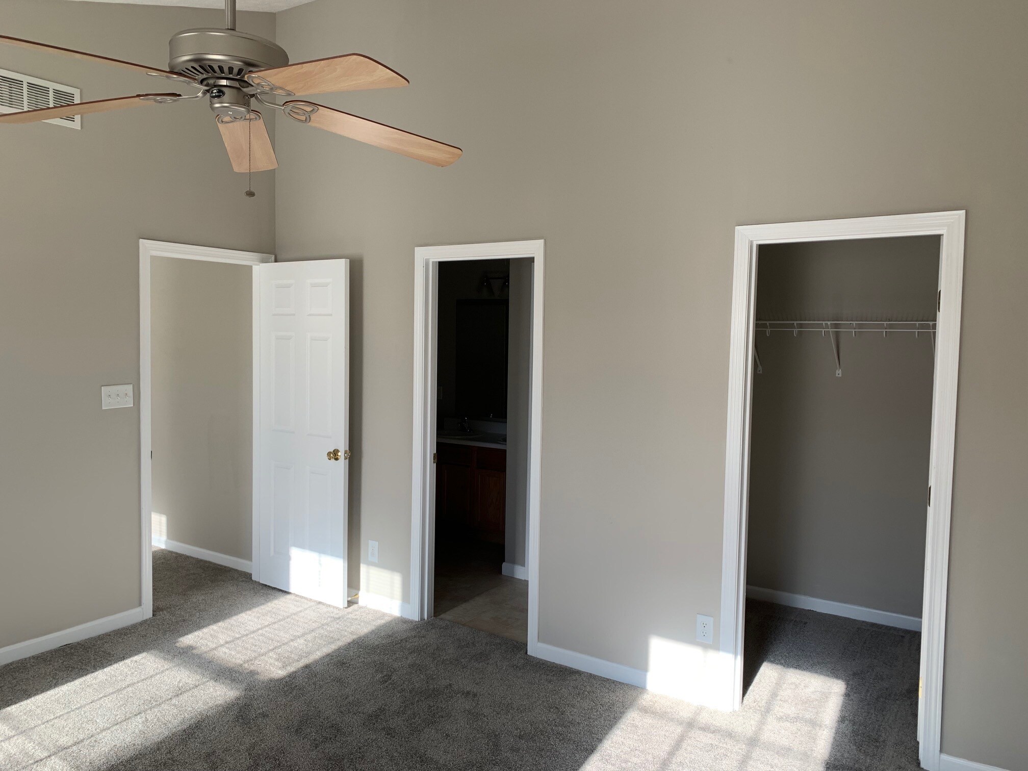 Master Bedroom with attached Full bathroom and walk-in closet - 3857 Thorngate Dr