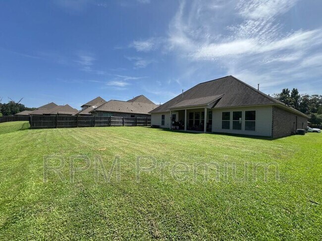 Building Photo - 18063 River Landing Dr