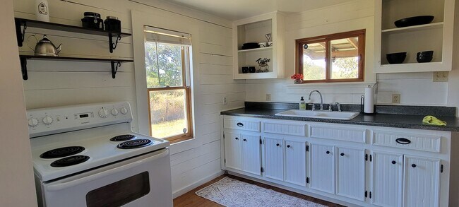Building Photo - 2/1 Farmhouse in Smithville TX