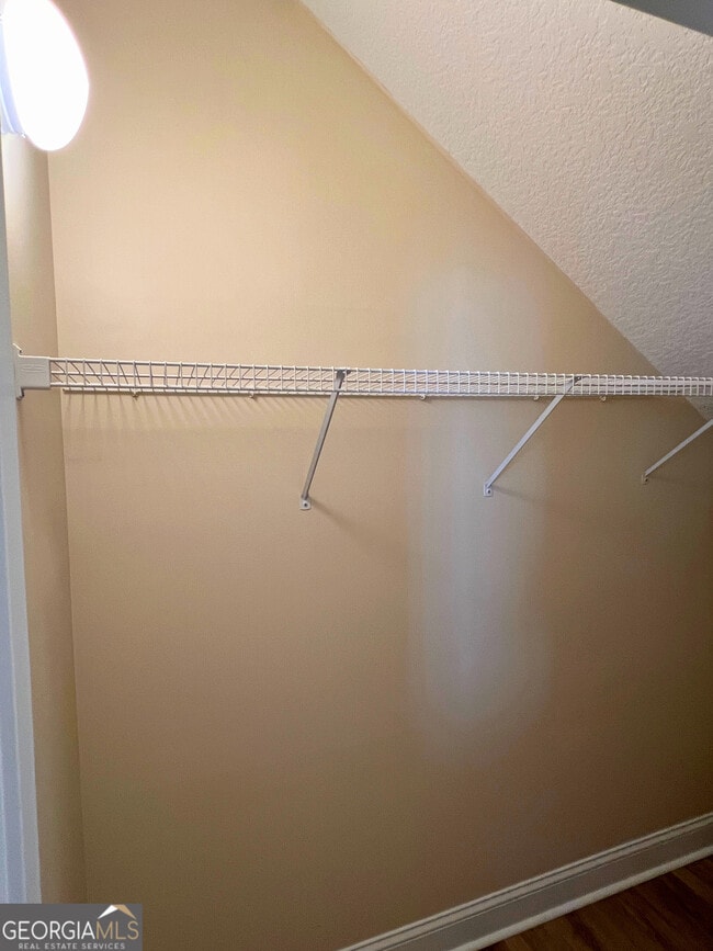 Building Photo - 822 Davis Ave