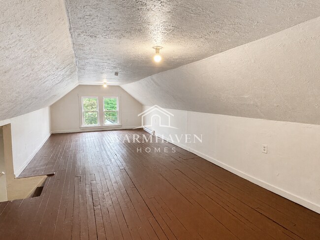 Building Photo - 212 Gale St
