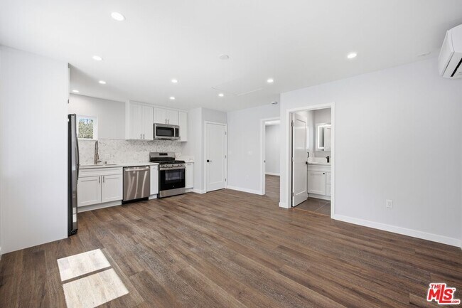 Building Photo - 3121 Oakhurst Ave