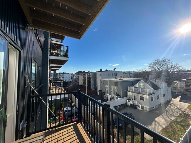 Building Photo - 205 Maverick St