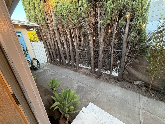 Building Photo - 124 N Beachwood Dr