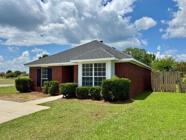 Building Photo - Charming 3-Bedroom Home on a Spacious Corn...