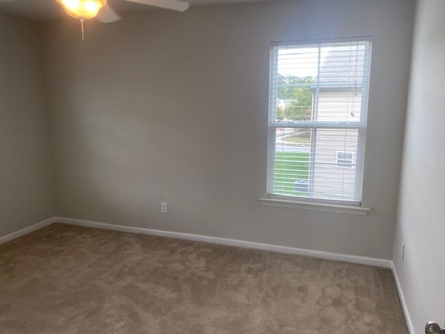 Building Photo - 203 Linfoot Ct