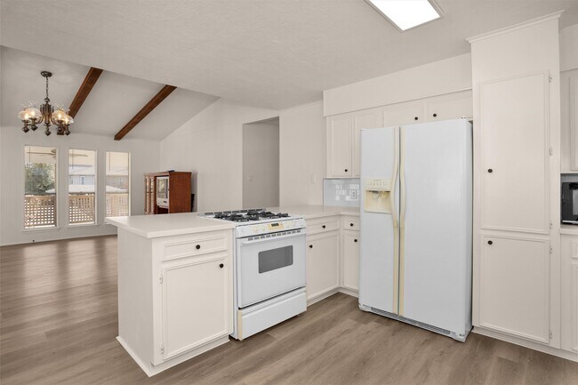 Building Photo - 539 Pompano St