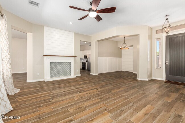 Building Photo - 756 W Citrus Way