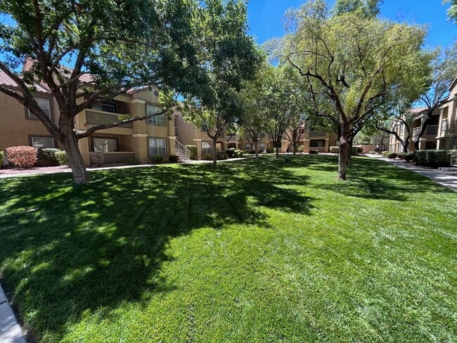 Building Photo - COMFORTABLE TOP FLOOR 1 BEDROOM LOCATED IN...