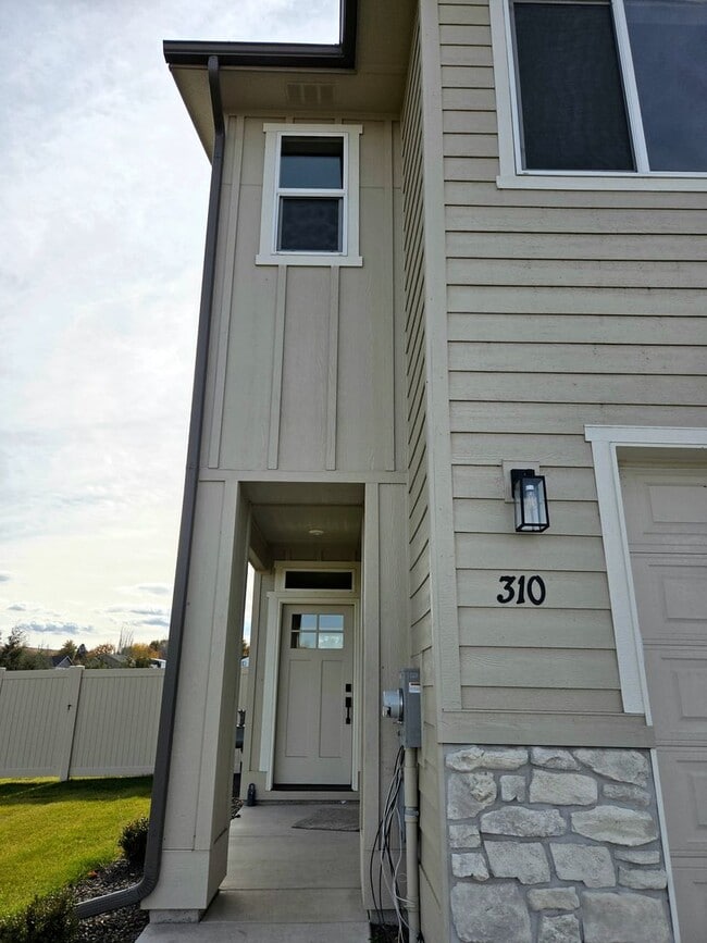 Building Photo - Modern New-Build Duplex in Payette