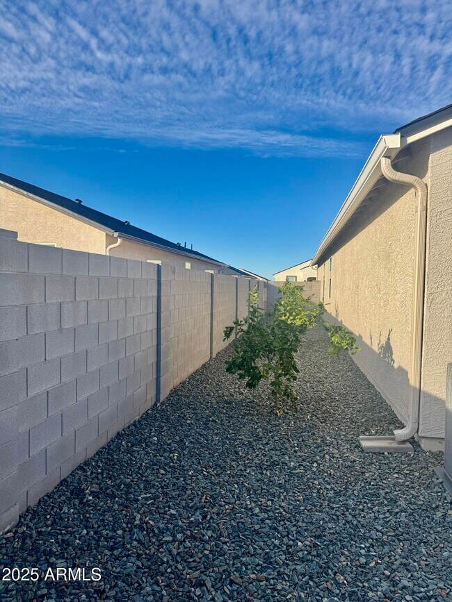 Building Photo - 5835 E Freesia Ln