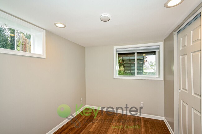 Building Photo - Modern Seattle Living with Deck, Yard, and Beautiful Views