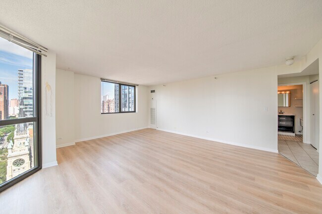 Building Photo - 33 W Delaware Pl