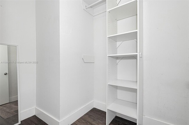 Building Photo - 6910 Bay Dr