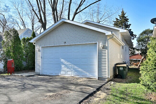 Building Photo - 19 E Pineview Dr