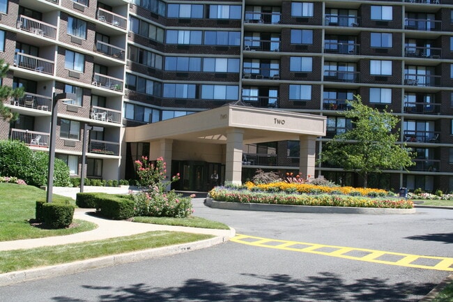 Building Photo - 2 Bay Club Dr