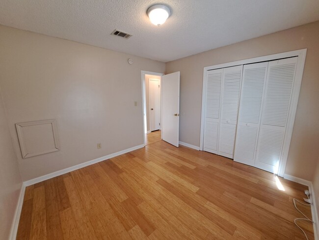 Building Photo - Remodeled 3BR/2BA home in great central lo...