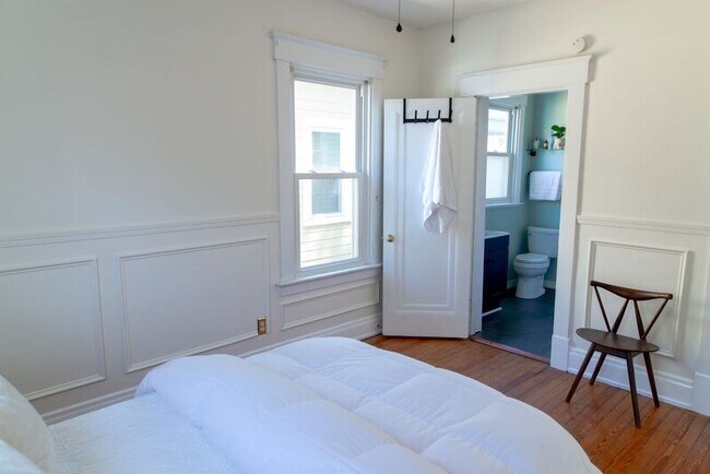 Building Photo - 6903 Cambridge Ave