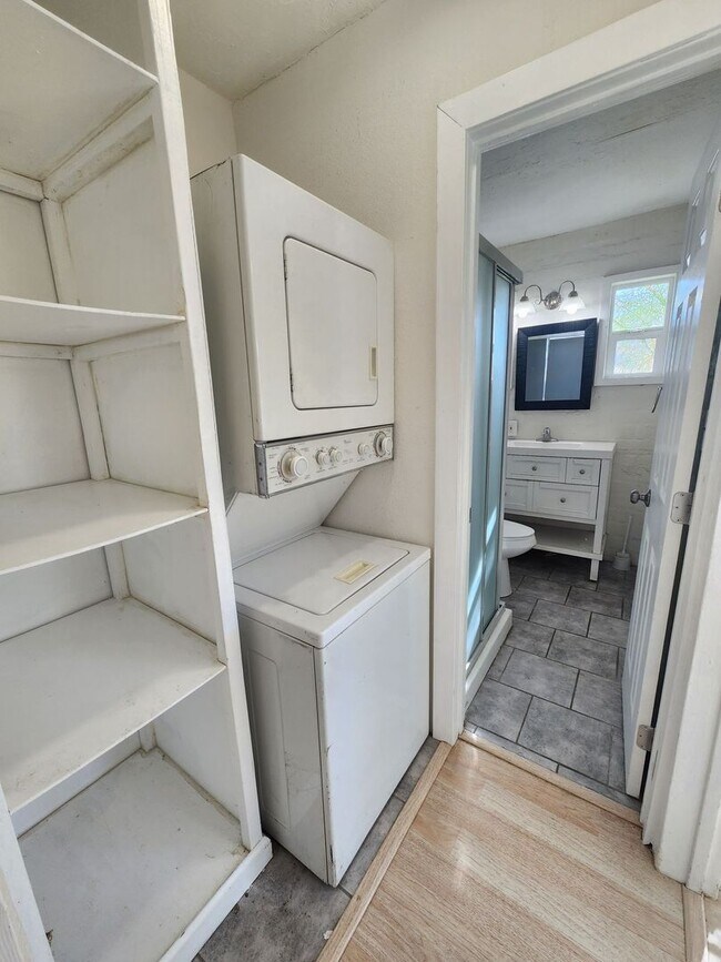 Building Photo - 6637 Oasis Ave