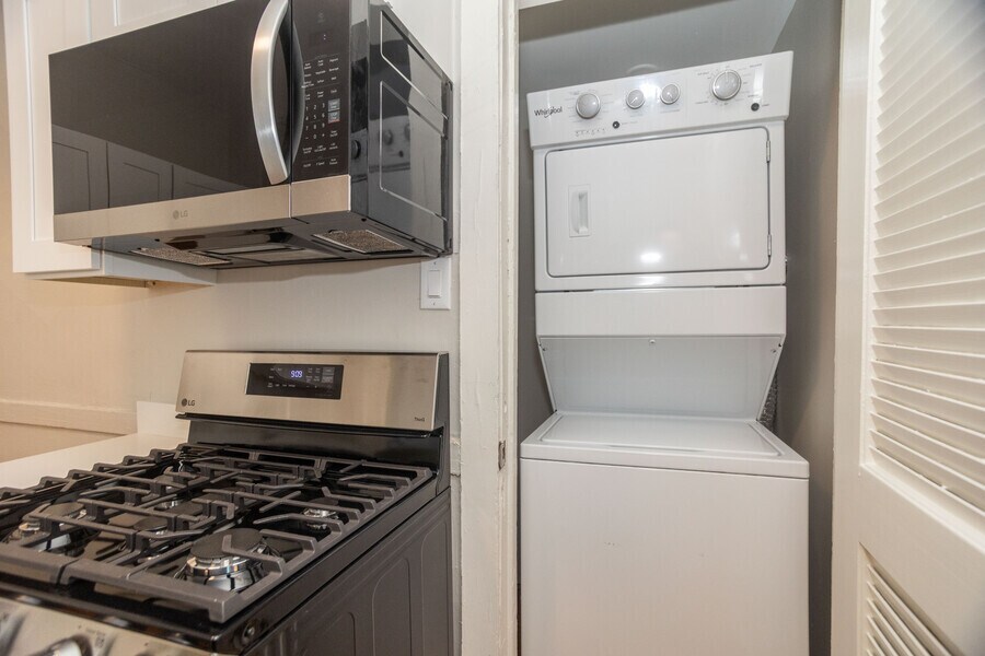 Building Photo - 2112 W Roscoe St