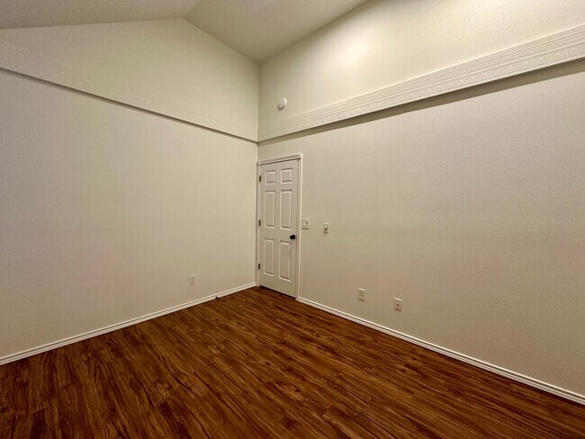 Building Photo - Large Three Bedroom Home in the Cinnamonwood Estates