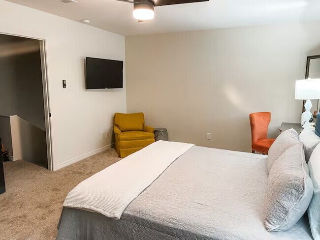 Building Photo - 253 E Stephenson St