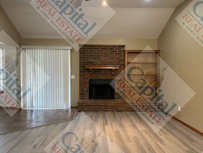 Building Photo - Charming 3 Bedroom