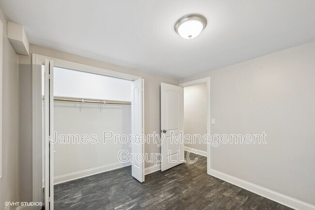 Building Photo - 3940 N Narragansett Ave