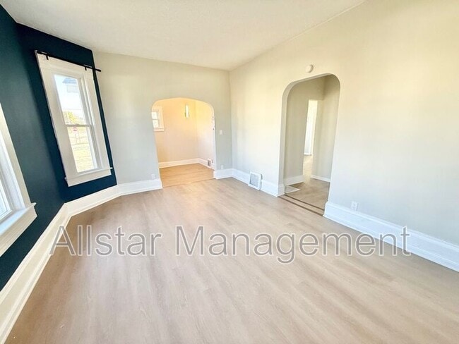 Building Photo - 924 Spring Ave NE