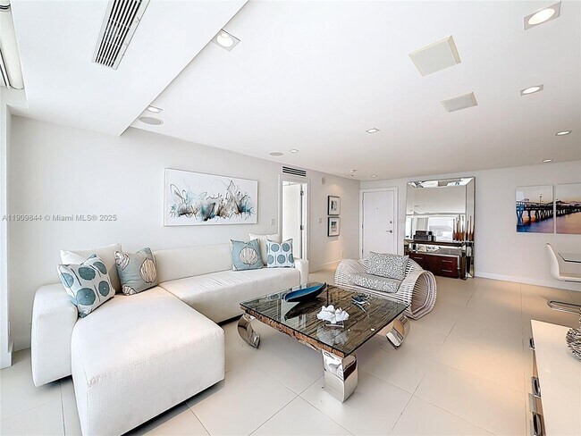 Building Photo - 2715 N Ocean Blvd