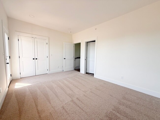 Building Photo - Fuller Style - Spacious 3-Bedroom Townhome with Pool and Pickleball Court