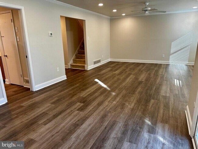 Building Photo - 18 Dundee Mews