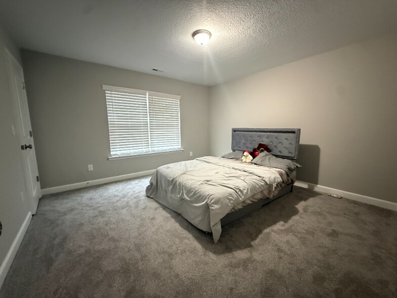 Building Photo - 1614 Hawthorne Dr