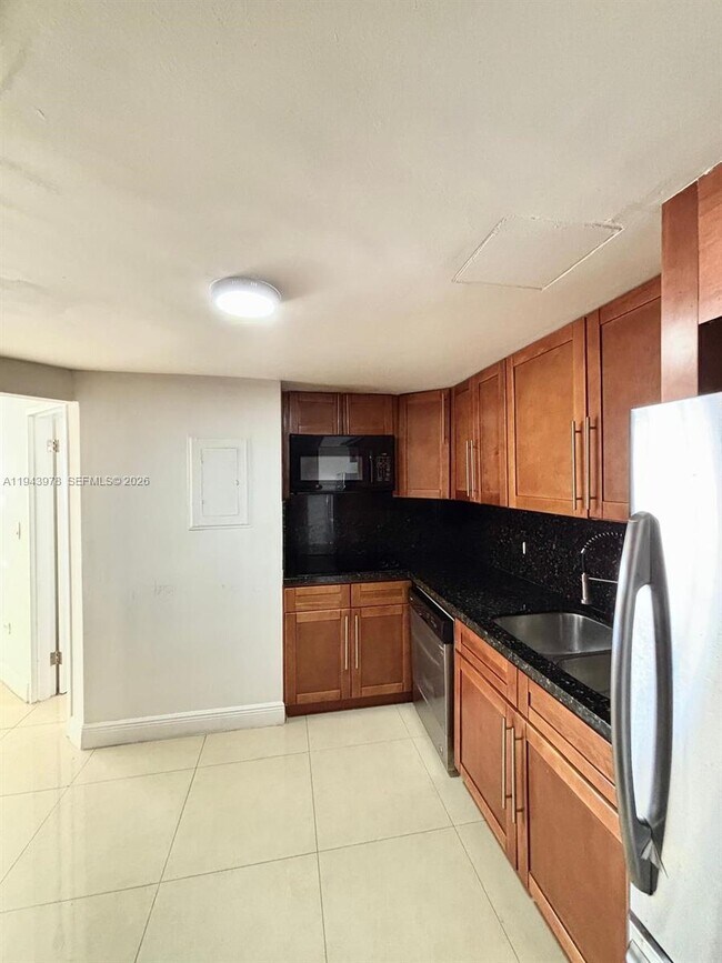 Building Photo - 801 Brickell Bay Dr