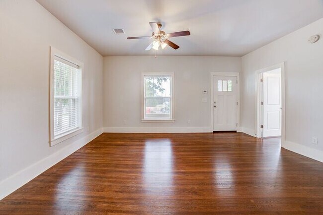 Building Photo - 3/2 Historical Home On Beautiful Main Stre...