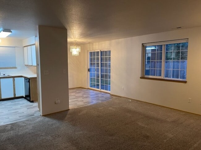 Building Photo - 3 bdrm, 2.5 bath, 2 car garage  (1 attached, 1 detached), Fenced yard, Minutes to Mall and I-5