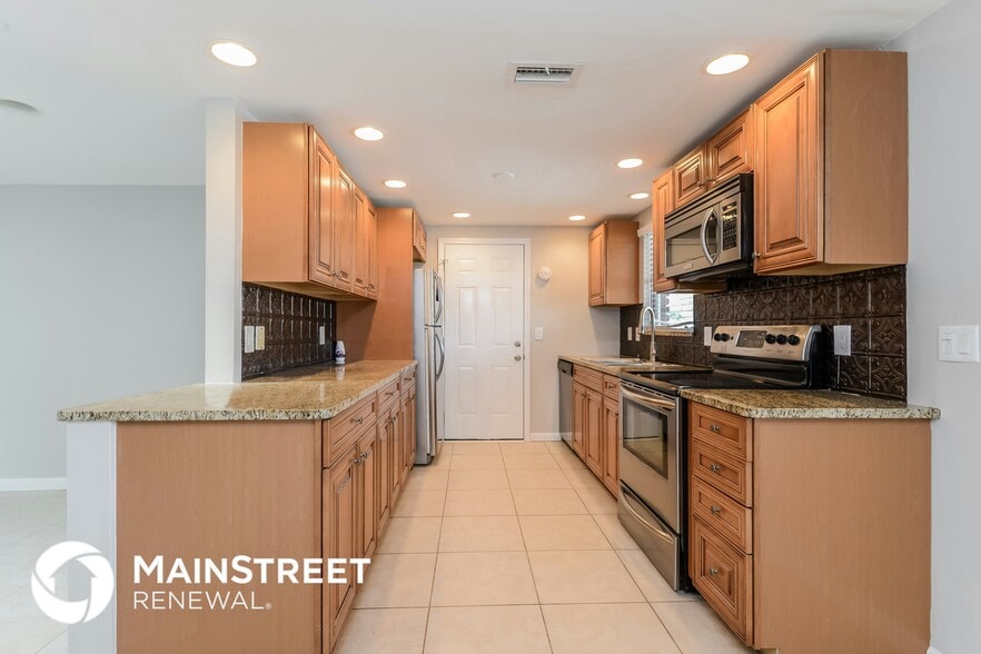 Building Photo - 2652 White Sands Dr