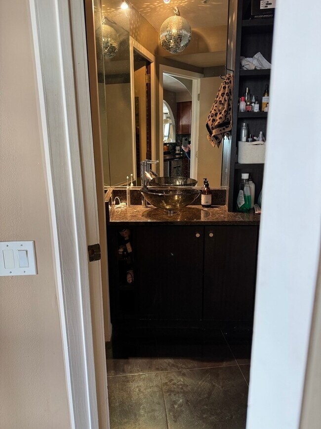 Building Photo - 300 N State St