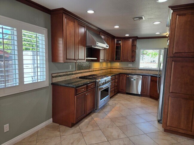 Building Photo - Stunning single-story Vista Del Cerro home with a private backyard oasis designed for effortless ...