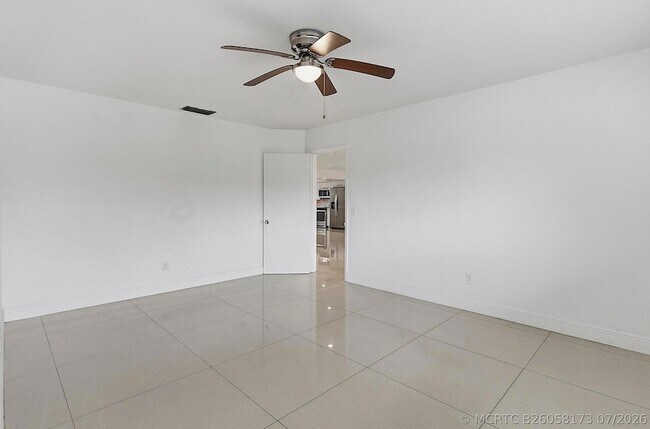 Building Photo - 2910 NE 40th Ct