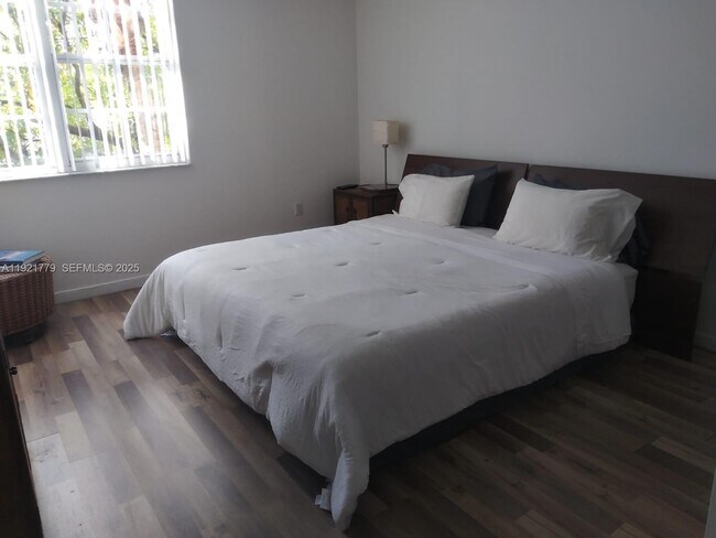 Building Photo - 19901 E Country Club Dr